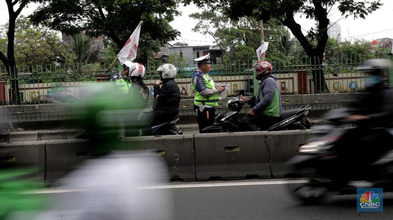 Petugas kepolisian kembali menggelar razia di jalur bus Transjakarta, Jalan Sultan Agung, Manggarai, Jakarta, Rabu (12/2/2020).