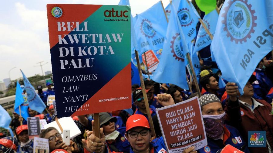 Beberapa poster unik yang digunakan saat demo buruh di gedung DPR.