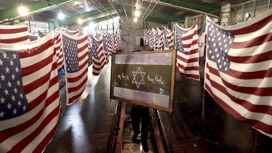 Di Iran ada pabrik yang khusus membuat bendera AS dan Israel. Bendera-bendera tersebut dipakai saat unjuk rasa untuk dibakar.