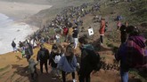 Pengunjung melihat ajang Nazare Tow Surfing Challenge di Praia do Norte, Portugal, pada Selasa (11/2). (AP Photo/Armando Franca)