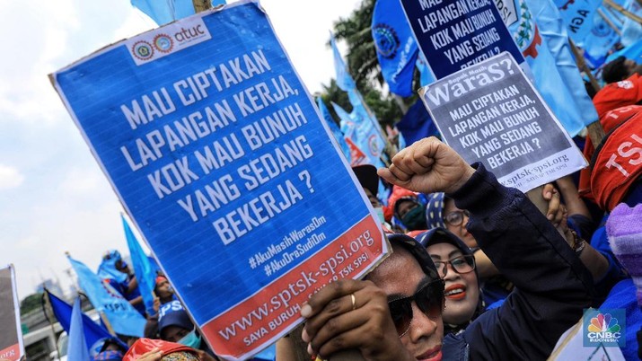 Deretan Poster-poster Unik di Demo Buruh di DPR. (CNBC Indonesia/Andrean Kristianto)