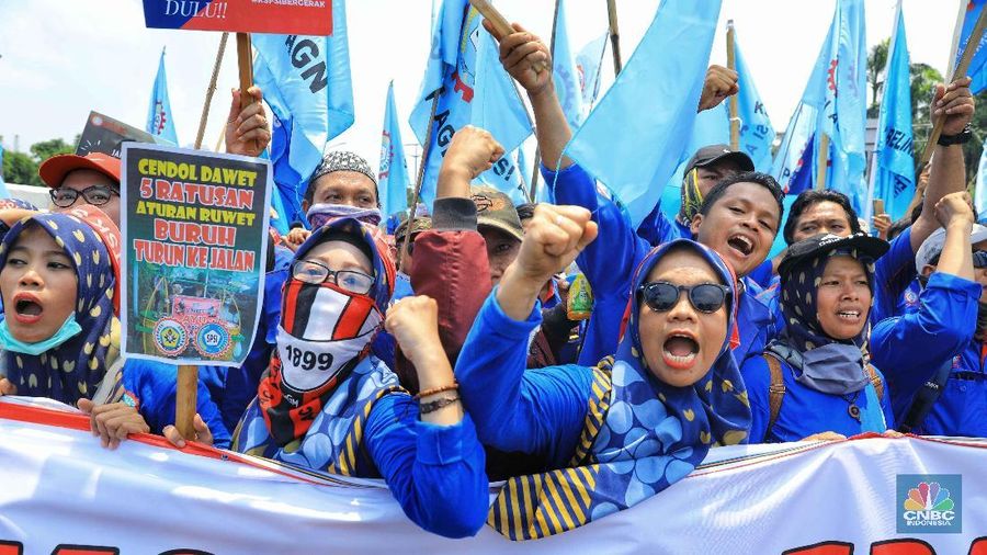 Massa Buruh Gabungan Dari Serikat Pekerja Jabodetabek dan Jawa Barat Berdemo di Depan Gedung DPR/MPR.
