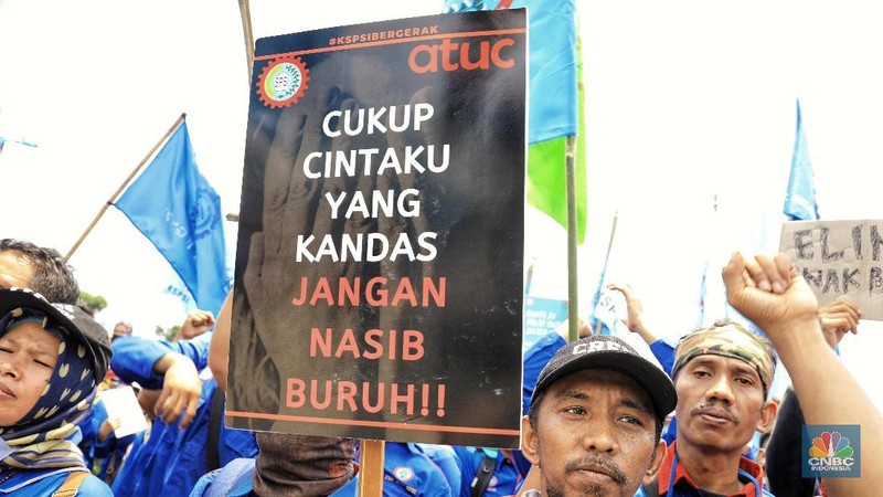 Beberapa poster unik yang digunakan saat demo buruh di gedung DPR.