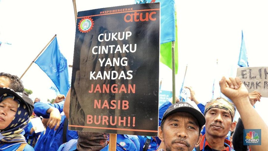 Deretan Poster-poster Unik di Demo Buruh di DPR. (CNBC Indonesia/Andrean Kristianto)