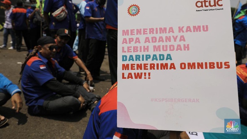 Beberapa poster unik yang digunakan saat demo buruh di gedung DPR.