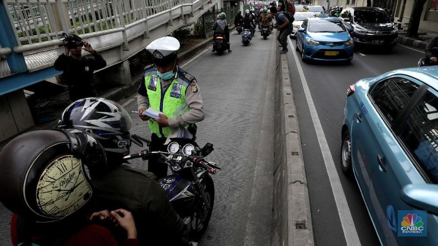 Polda Metro Jaya mengatakan untuk kendaraan bermotor pribadi masih bisa membonceng, dengan beberapa syarat 