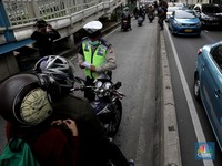 Ojol Dilarang, Tapi Motor Pribadi Masih Bisa Boncengan