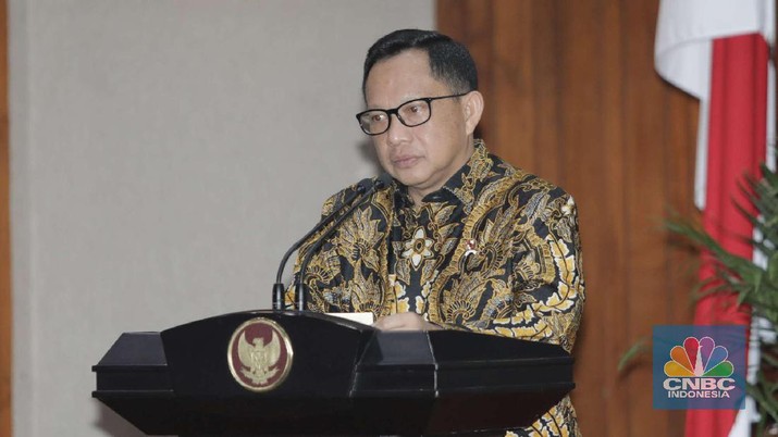 Menteri Dalam Negeri Tito Karnavian di acara Perjanjian Kerja Sama Percepatan dan Perluasan Elektronifikasi Transaksi Pemerintah Daerah (ETP). (CNBC Indonesia/Muhammad Sabki) Menteri Dalam Negeri Tito Karnavian di acara Perjanjian Kerja Sama Percepatan dan Perluasan Elektronifikasi Transaksi Pemerintah Daerah (ETP). (CNBC Indonesia/Muhammad Sabki)