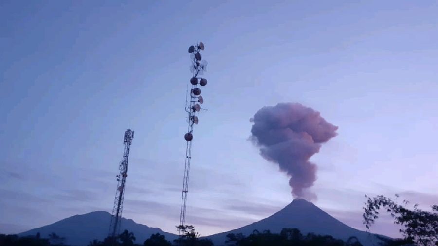 Penerbangan yang dijadwalkan berlangsung di Bandara Adi Sumarmo dialihkan ke wilayah yang tidak terkena dampak erupsi.