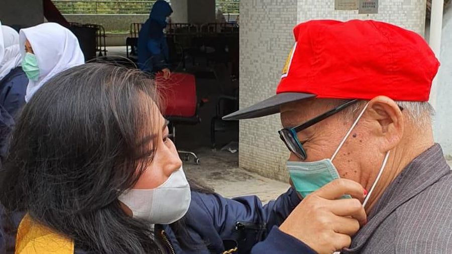 Masker-masker tersebut dibagikan kepada Warga Negara Indonesia (WNI) di Hong Kong dan warga Hong Kong yang telah berusia lanjut.