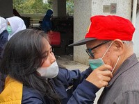 Intip Aksi Mandiri & Pekerja Migran Bagi Masker di Hong Kong