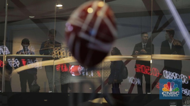 Sentimen negatif virus corona masih menekan Indeks Harga Saham Gabungan (IHSG) di Bursa Efek Indonesia.