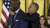 Pada November 2016, Michael Jordan menerima penghargaan Presidential Medal of Freedom dari Barack Obama. (SAUL LOEB / AFP)