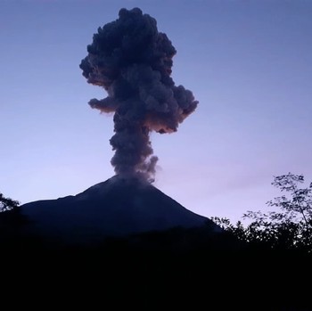 Begini Penampakan Erupsi Gunung Merapi yang Mencapai 2.000 M