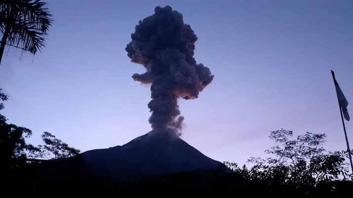 Gunung Merapi kembali erupsi.