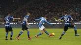 Meski tampil dominan, Inter Milan keuslitan menembus pertahanan berlapis yang diperagakan Napoli. (AP Photo/Antonio Calanni)