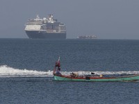 Corona Buat Kapal Mewah Ini Terombang-ambing 2 Minggu di Laut