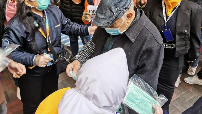 Bank Mandiri Bersama Pekerja Migran Indonesia Bagikan Masker di Hong Kong Aksi ini bertujuan untuk mendukung upaya pencegahan virus Corona.