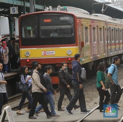 3 Penumpang Positif Covid-19, KRL Perlu Disetop Nih?