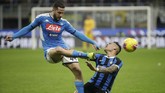 Barisan depan Inter Milan, termasuk Lautaro Martinez, mendapat pengawalan ekstra ketat dari para penggawa Napoli. (AP Photo/Luca Bruno)