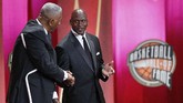 Michael Jordan bersalaman dengan pelatih Hall of Fame John Thompson. Jordan masuk Basketball Hall of Fame Enshrinement pada 2009. (Jim Rogash/Getty Images/AFP)
