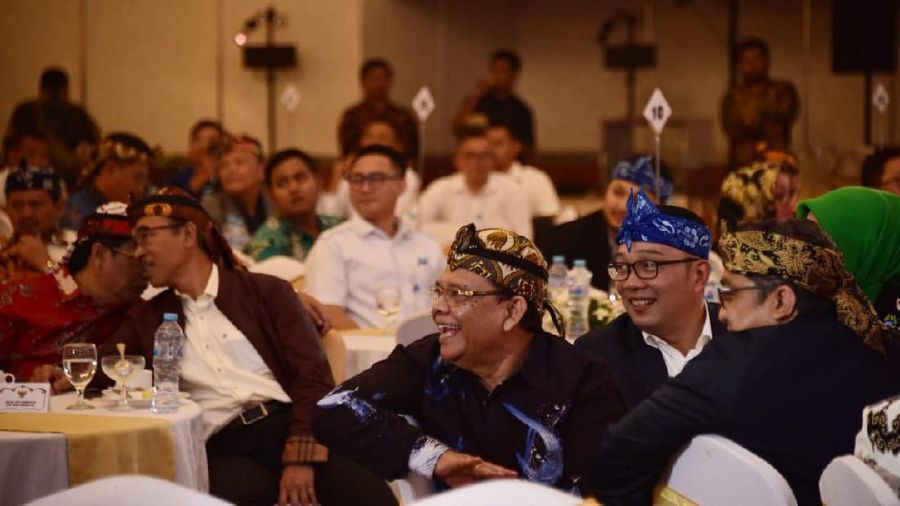 Gubernur Jawa Barat (Jabar) Ridwan Kamil bersama anggota DPR RI dari Daerah Pemilihan (Dapil) Jabar, Anggota DPD RI utusan Jabar, bupati/wali kota di Jabar, perwakilan DPRD kabupaten/kota se-Jabar, perwakilan DPRD Jabar, kepala OPD se-Jabar, seniman dan budayawan Jabar, serta tokoh Jabar, dalam Forum Silahturahmi Tokoh Masyarakat Jawa Barat Tahun 2020 di Hotel Grand Sahid Jaya, Jakarta Pusat, Rabu (12/2/20). (Foto: Yogi/Humas Jabar)