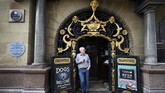 Eamonn Lavin, pemilik Philharmonic Dining Rooms di Liverpool, Inggris. (Paul ELLIS/AFP)