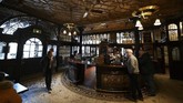 Saat ini Philharmonic Dining Rooms berstatus cagar budaya Grade I. (Paul ELLIS/AFP)