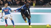 Bomber Inter Milan Romelu Lukaku juga mendapat tekanan besar dari bek lawan di sepanjang laga melawan Napoli. (AP Photo/Luca Bruno)