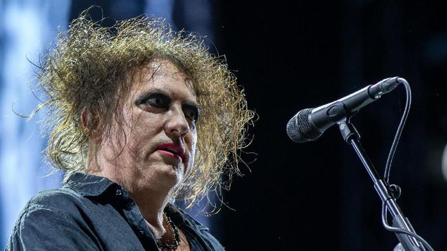 Robert Smith Pastikan The Cure Rilis Album Tahun Ini