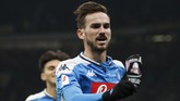 Tim tamu Napoli justru berhasil mencuri gol lewat Fabian Ruiz di menit ke-55. Tembakan kaki kiri Ruiz dari kotak penalti tak mampu dibendung kiper pelapis Inter, Daniele Padelli. (AP Photo/Antonio Calanni)