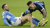 Strategi Inter Milan dengan menduetkan Lautaro Martinez dan Romelu Lukaku belum berhasil menghadirkan kemenangan saat menjamu Napoli. (AP Photo/Luca Bruno)