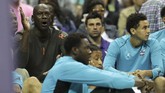Michael Jordan duduk di bangku cadangan Charlotte Hornets saat melawan Dallas Mavericks pada 13 Oktober 2017. Jordan diklaim memiliki kekayaan US$1,9 miliar atau setara Rp33,9 triliun. (Streeter Lecka/Getty Images/AFP)