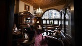 Pub yang mendapat status Grade II sejak tahun 1955, sekarang bergabung dengan permata arsitektur Inggris lainnya, seperti Istana Buckingham dan Chatsworth House setelah komite Historic England meningkatkannya ke peringkat paling atas. (Paul ELLIS/AFP)