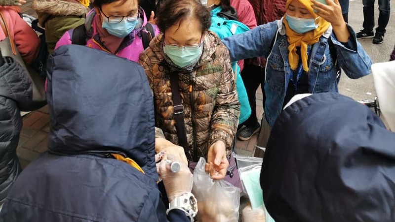 Bank Mandiri Bersama Pekerja Migran Indonesia Bagikan Masker di Hong Kong Aksi ini bertujuan untuk mendukung upaya pencegahan virus Corona.