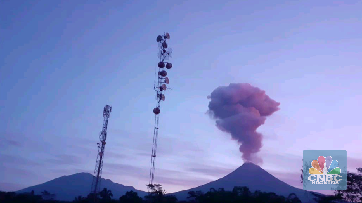 Gunung Merapi di perbatasan Provinsi Jawa Tengah dan DI Yogyakarta mengalami erupsi.