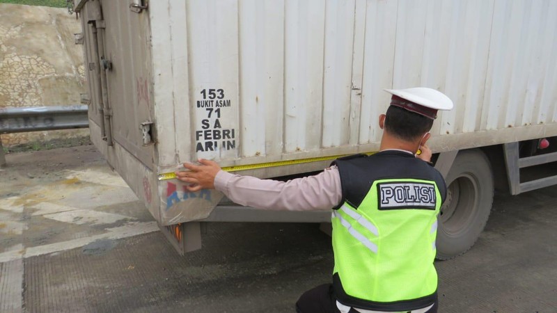 PT Hutama Karya (Persero) (Hutama Karya) akan terus melakukan operasi atas
kendaraan bermuatan lebih yang masuk kedalam kategori Over Dimension dan Over Load
(ODOL).