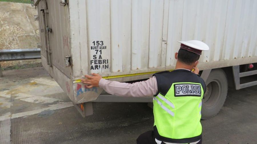 PT Hutama Karya (Persero) (Hutama Karya) akan terus melakukan operasi atas
kendaraan bermuatan lebih yang masuk kedalam kategori Over Dimension dan Over Load
(ODOL).