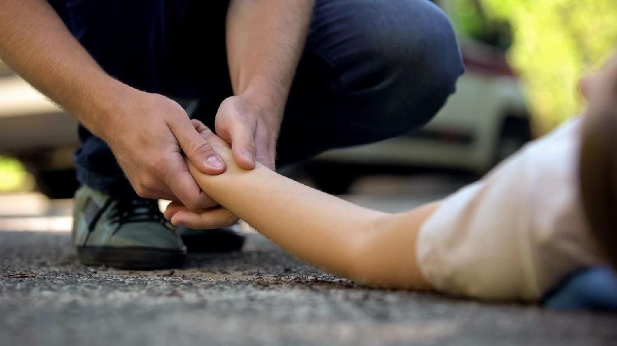Pemotor Wanita Tergeletak di Jalanan Bogor Usai Senggolan dengan Motor Lain — NadiKabar.com