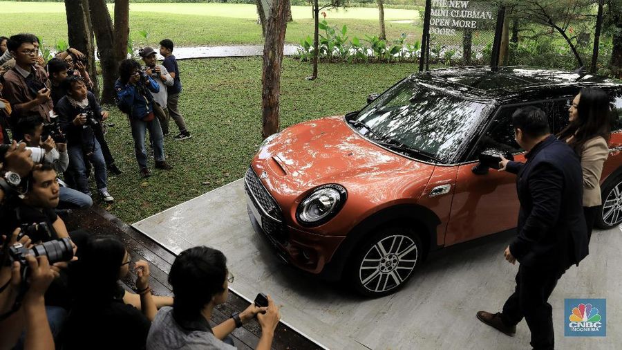 Mobil ikonik ini juga memiliki interior yang mewah dengan sistem transmisi baru dan berbagai penyempurnaan teknologi.