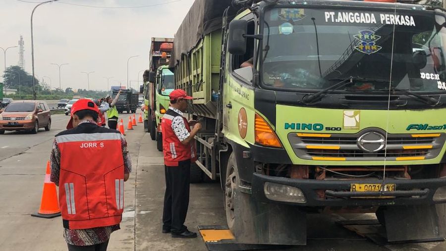 PT Hutama Karya melakukan aksi penegakan hukum dan penertiban kendaraan bermuatan lebih yang masuk atau melewati jalan tol yang dikelolanya.