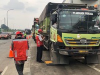 Hutama Karya Jaring 200 Truk Kegendutan di Jalan Tol