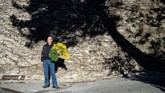 Franco Fogliarini, Presiden 'Cooperativa Agroflor' memegang satu buket bunga Mimosa di Seborga, Italia Barat Laut, pada Rabu (5/2) Februari 2020. (MARCO BERTORELLO / AFP)