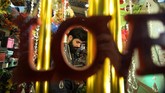 Berbelanja bunga, coklat, hingga pernak-pernik juga menghiasi pusat perbelanjaan di kota Mosul, Irak utara saat Hari Valentine tiba. (Photo by Zaid AL-OBEIDI / AFP)