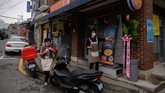 Eom Hang-ki mengatakan penjualan pizza di restorannya meningkat sejak film Parasite dikenal luas. (Ed JONES / AFP)