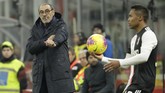 Pelatih Juventus, Maurizio Sarri, memperhatikan anak asuhnya yang tampil tak konsisten dan turut memengaruhi masa depannya bersama klub penguasa Liga Italia itu. (AP Photo/Luca Bruno)