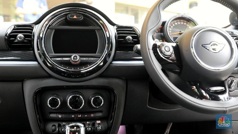 Mobil ikonik ini juga memiliki interior yang mewah dengan sistem transmisi baru dan berbagai penyempurnaan teknologi.
