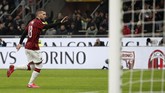 Pendukung AC Milan bersorak pada menit ke-61 menyambut gol Ante Rebic yang memanfaatkan umpan Samu Castillejo. (AP Photo/Antonio Calanni)
