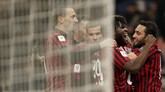 Gol Rebic juga disambut gegap gempita di dalam lapangan. Zlatan Ibrahimovic, Franck Kessie, dan Hakan Calhanoglu mengerubungi sang pencetak gol. (AP Photo/Antonio Calanni)