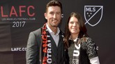 Legenda sepak bola putri Amerika Serikat Mia Hamm menikah dengan mantan bintang MLB Nomar Garciaparra pada November 2003. (Charley Gallay/Getty Images for LAFC/AFP)